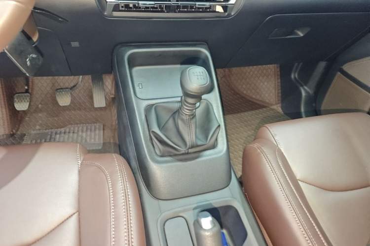 Used Wuling 730 2025 Model 1.5T 6MT Comfort Edition Gear Lever