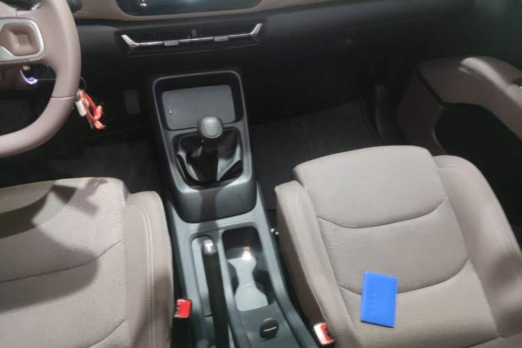 Used Wuling 730 2025 Model 1.5T 6MT Comfort Edition Gear Lever