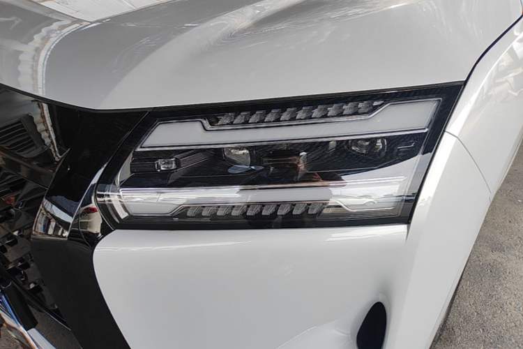 Used Wuling 730 2025 Model 1.5T CVT Elite Edition Left Front Headlight