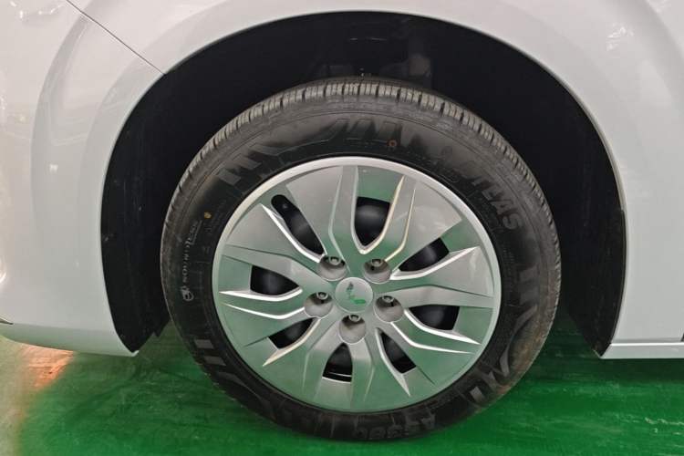 Used Wuling 730 2025 Model 1.5T 6MT Comfort Edition Left Front Wheel Hub