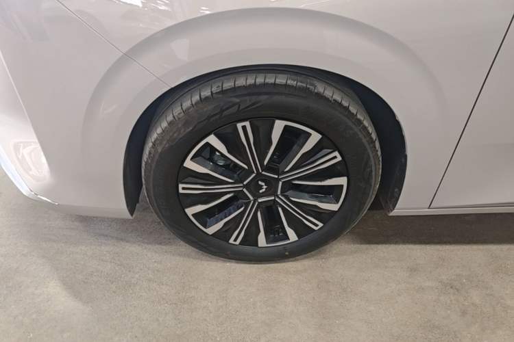 Used Wuling 730 2025 Model 1.5T CVT Elite Edition Left Front Wheel Hub