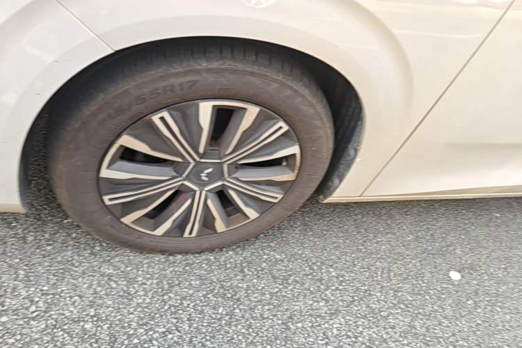 Used Wuling 730 2025 Model 1.5T CVT Elite Edition Left Front Wheel Hub