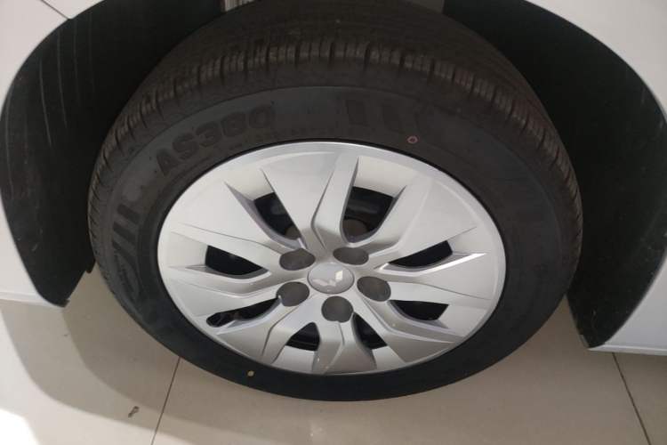 Used Wuling 730 2025 Model 1.5T 6MT Comfort Edition Left Front Wheel Hub