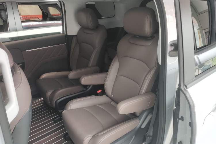 Used Wuling 730 2025 Model 1.5T CVT Elite Edition Left Rear Seat