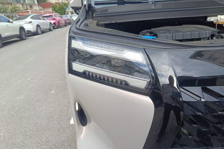 Used Wuling 730 2025 Model 1.5T CVT Elite Edition Right Front Headlight