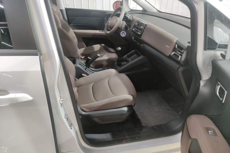 Used Wuling 730 2025 Model 1.5T 6MT Comfort Edition Right Front Seat