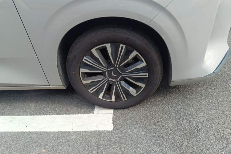 Used Wuling 730 2025 Model 1.5T CVT Elite Edition Right Front Wheel Hub