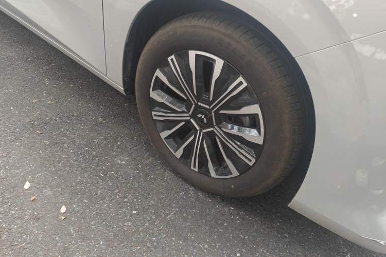 Used Wuling 730 2025 Model 1.5T CVT Elite Edition Right Front Wheel Hub