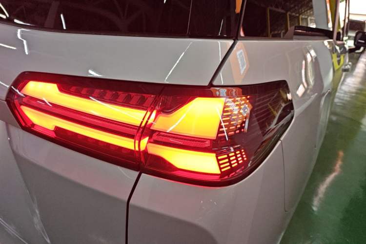 Used Wuling 730 2025 Model 1.5T 6MT Comfort Edition Right Rear Taillight