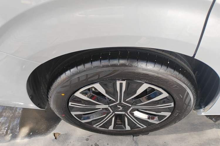 Used Wuling 730 2025 Model 1.5T CVT Elite Edition Right Rear Wheel Hub
