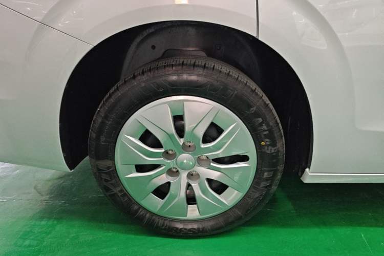 Used Wuling 730 2025 Model 1.5T 6MT Comfort Edition Right Rear Wheel Hub