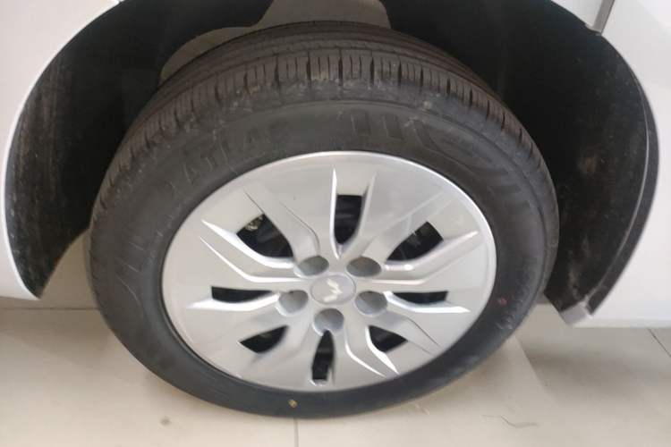 Used Wuling 730 2025 Model 1.5T 6MT Comfort Edition Right Rear Wheel Hub