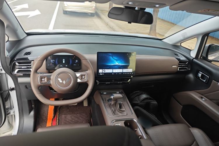 Used Wuling 730 2025 Model 1.5T CVT Elite Edition Center Console