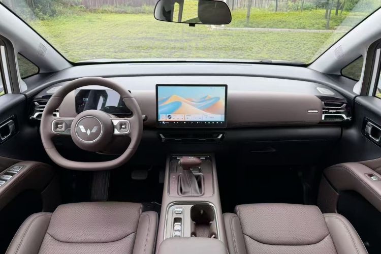 Used Wuling 730 2025 Model 1.5T CVT Elite Edition Center Console