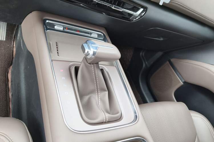 Used Wuling 730 2025 Model 1.5T CVT Elite Edition Gear Lever