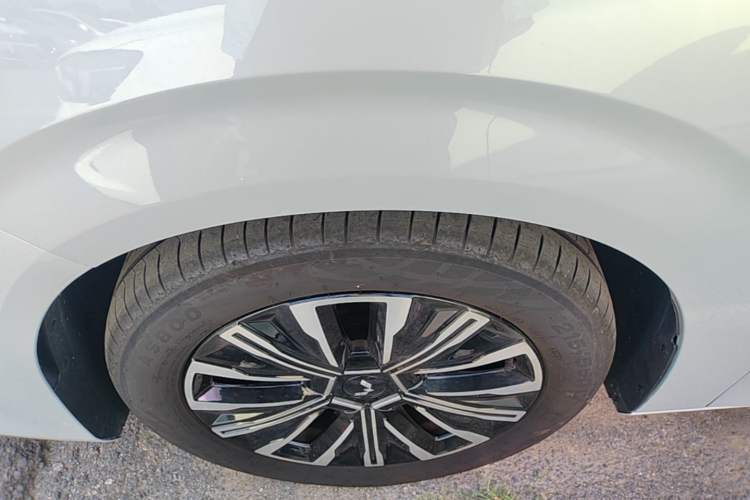 Used Wuling 730 2025 Model 1.5T CVT Elite Edition Left Front Wheel Hub