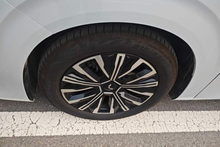 Used Wuling 730 2025 Model 1.5T CVT Elite Edition Left Front Wheel Hub