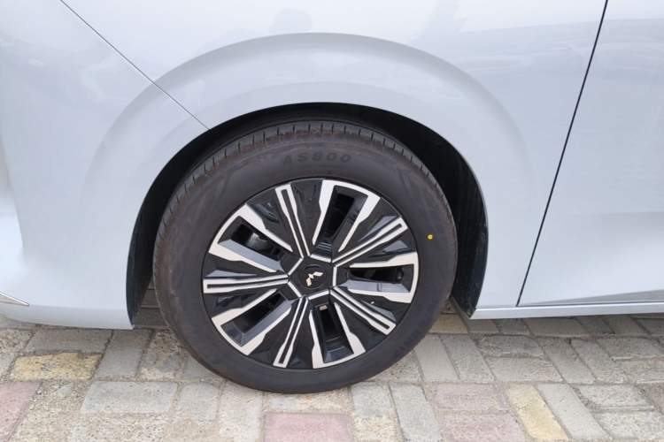 Used Wuling 730 2025 Model 1.5T CVT Elite Edition Left Front Wheel Hub