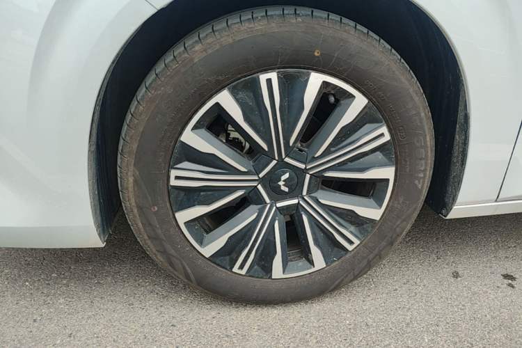 Used Wuling 730 2025 Model 1.5T CVT Elite Edition Left Front Wheel Hub