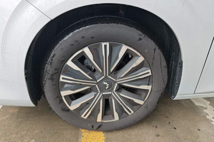 Used Wuling 730 2025 Model 1.5T CVT Elite Edition Left Front Wheel Hub