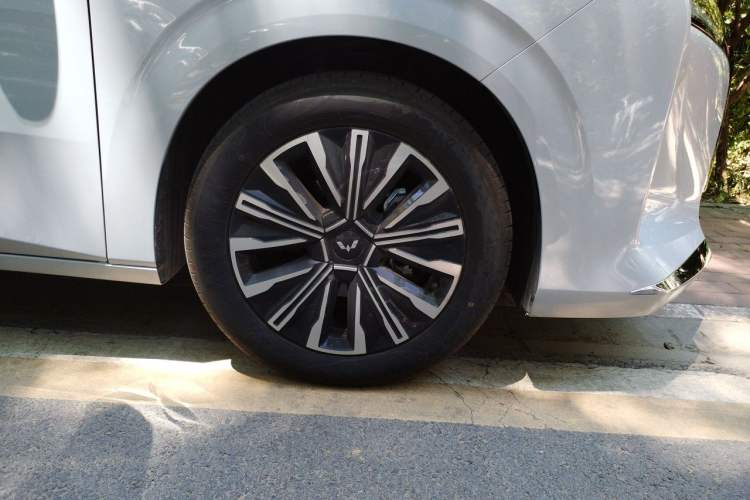 Used Wuling 730 2025 Model 1.5T CVT Elite Edition Right Front Wheel Hub