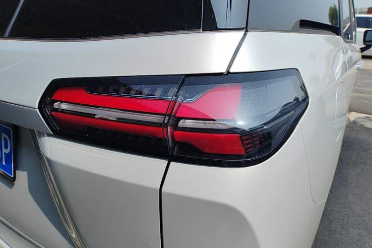 Used Wuling 730 2025 Model 1.5T CVT Elite Edition Right Rear Taillight