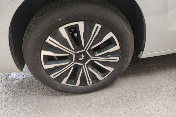 Used Wuling 730 2025 Model 1.5T CVT Elite Edition Right Rear Wheel Hub