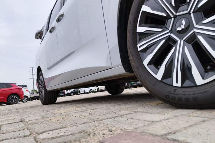 Used Wuling 730 2025 Model 1.5T CVT Elite Edition Right Side Sill