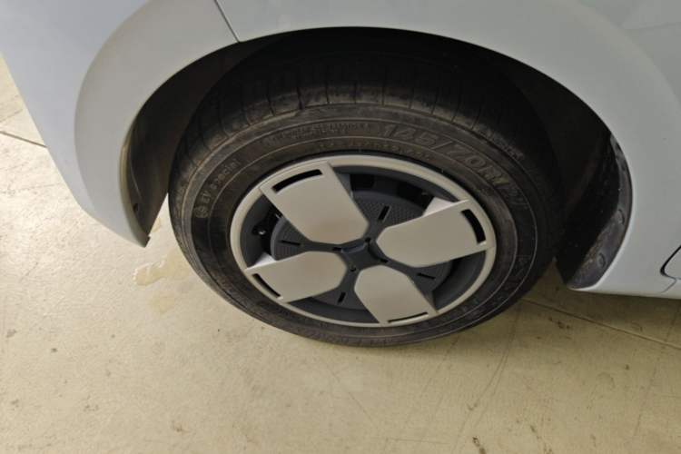 Used Wuling Air ev 2023 - Four Seats - Advanced Edition Left Front Wheel Hub