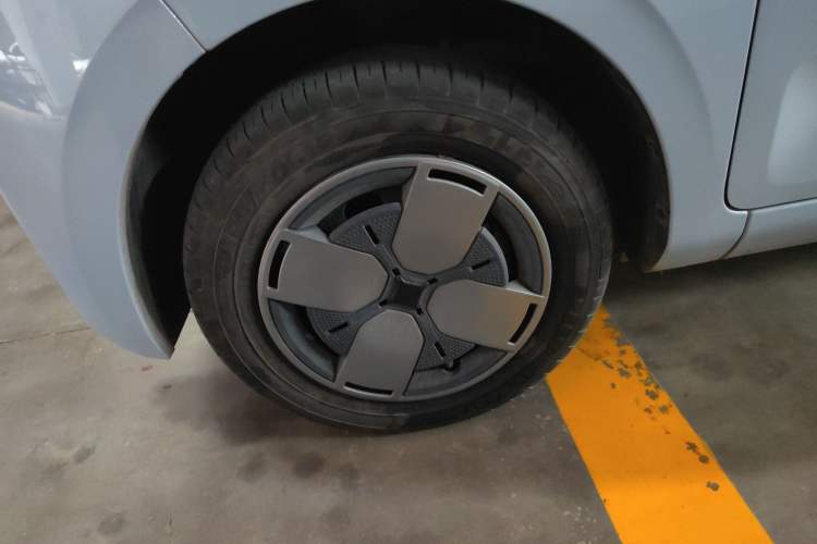 Used Wuling Air ev 2023 - Four Seats - Standard Edition Left Front Wheel Hub