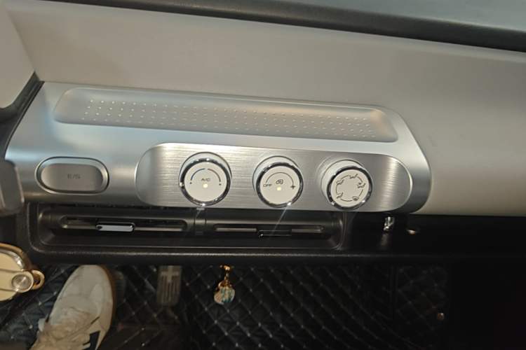 Used Wuling Air ev 2023 - Four Seats - Standard Edition Audio And AC Panel