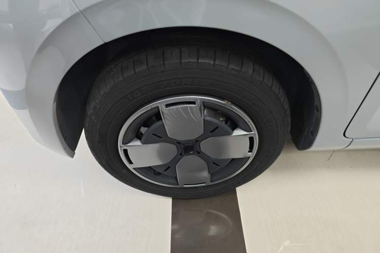 Used Wuling Air ev 2023 - Four Seats - Standard Edition Left Front Wheel Hub