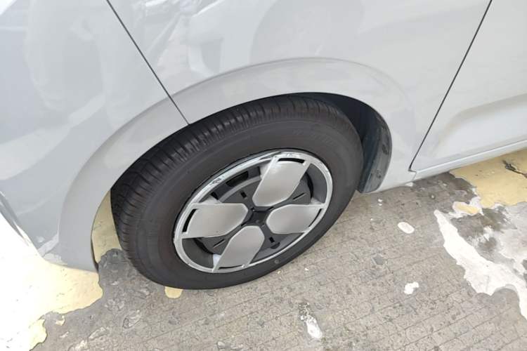 Used Wuling Air ev 2023 - Four Seats - Advanced Edition Left Front Wheel Hub