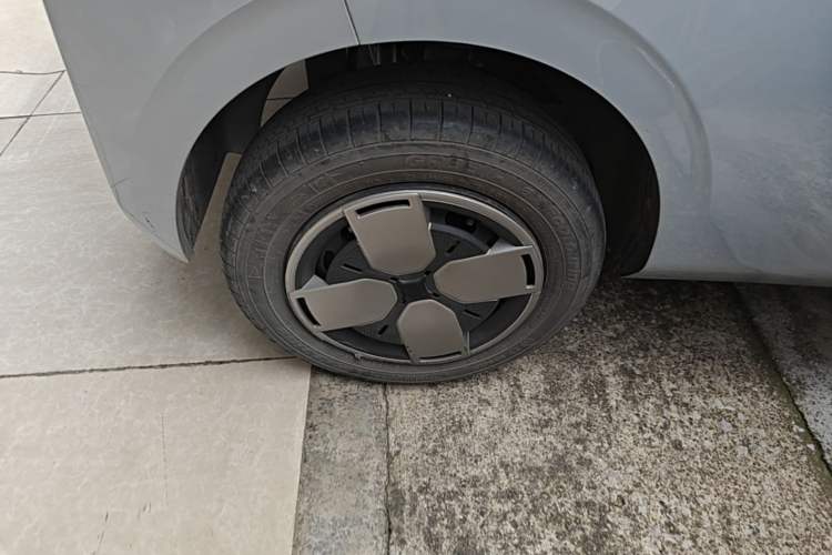 Used Wuling Air ev 2023 - Four Seats - Advanced Edition Right Rear Wheel Hub