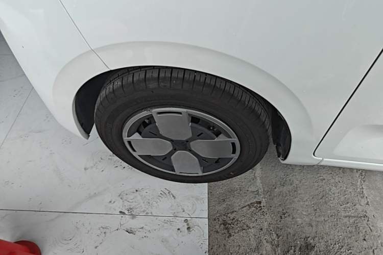 Used Wuling Air ev 2023 - Four Seats - Advanced Edition Left Front Wheel Hub