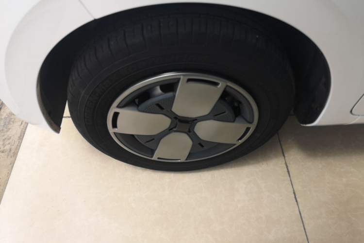 Used Wuling Air ev 2023 - Four Seats - Standard Edition Left Front Wheel Hub