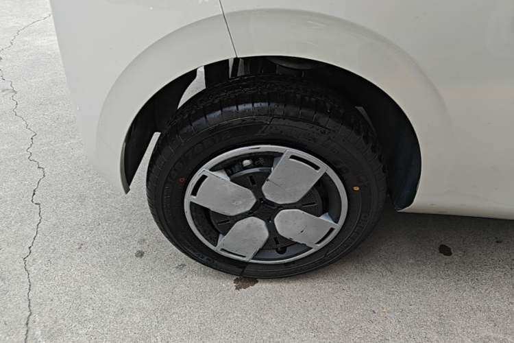 Used Wuling Air ev 2023 - Four Seats - Advanced Edition Right Rear Wheel Hub
