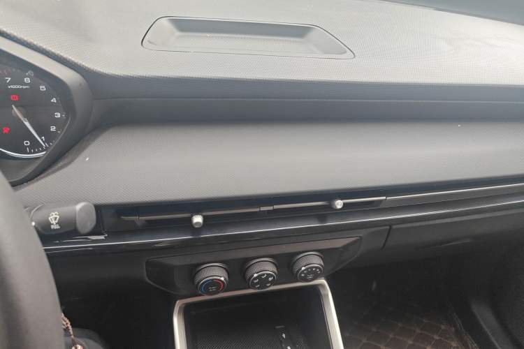 Used Wuling Alvez 2022 1.5L Manual Free-Style Model Audio And AC Panel