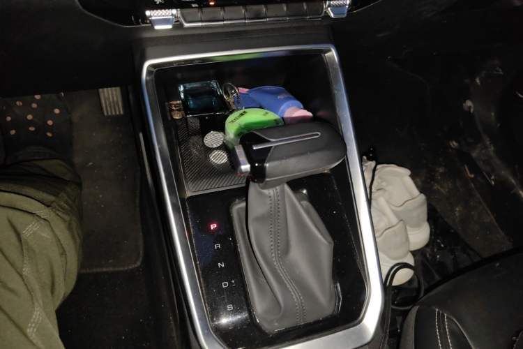 Used Wuling Alvez 2022 1.5L CVT Comfort Edition Gear Lever