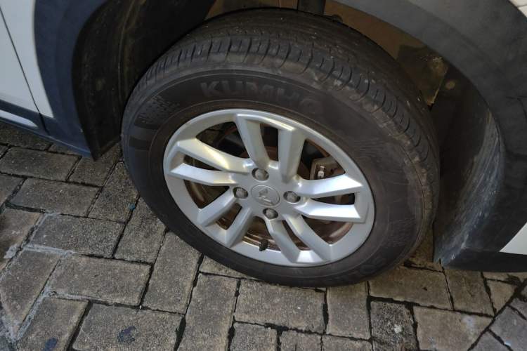 Used Wuling Alvez 2022 1.5L CVT Comfort Edition Right Front Wheel Hub