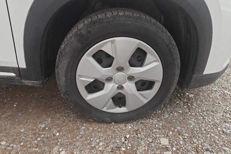Used Wuling Alvez 2022 1.5L Manual Free-Style Model Right Front Wheel Hub
