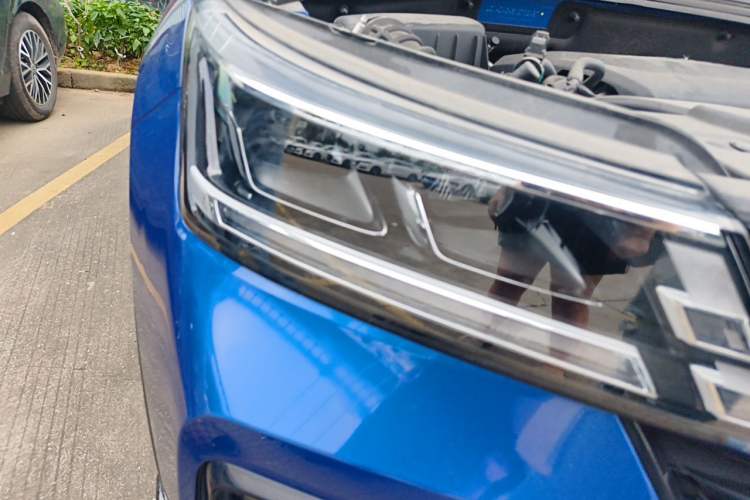 Used Wuling Alvez 2022 1.5T CVT Trendy & Cool Edition Right Front Headlight
