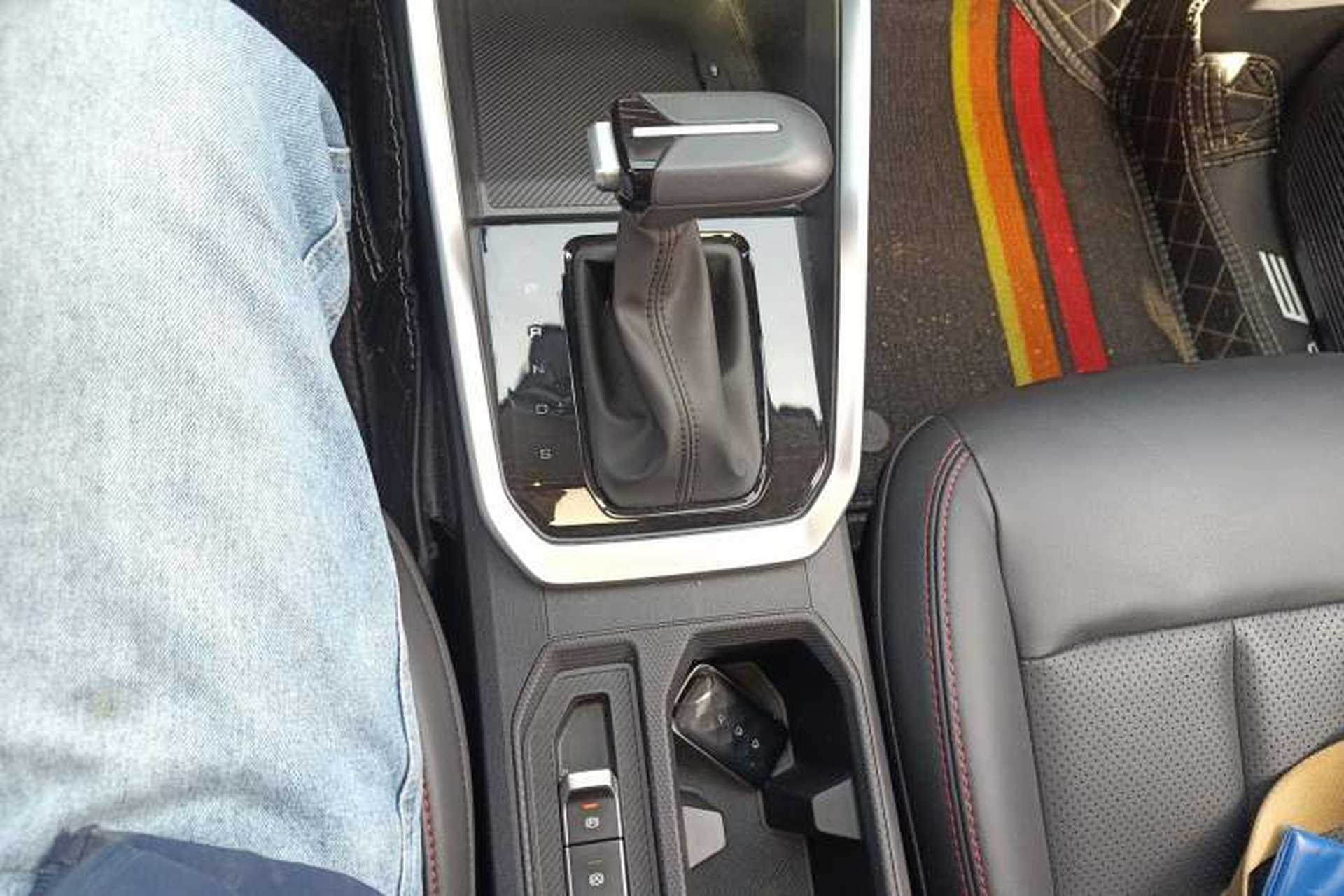 Used Wuling Alvez 2022 1.5T CVT Trendy & Cool Edition Gear Lever