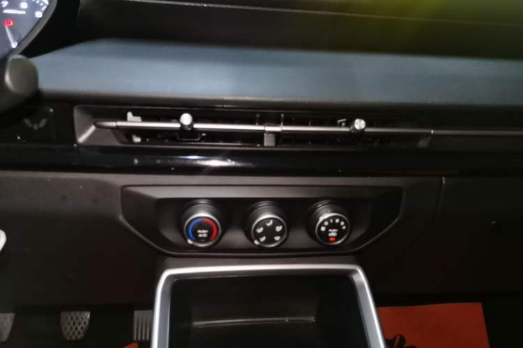 Used Wuling Alvez 2022 1.5L Manual Free-Style Model Audio And AC Panel