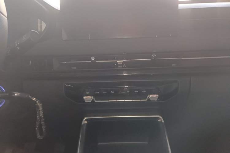 Used Wuling Alvez 2022 1.5L Manual Comfort Version Audio And AC Panel