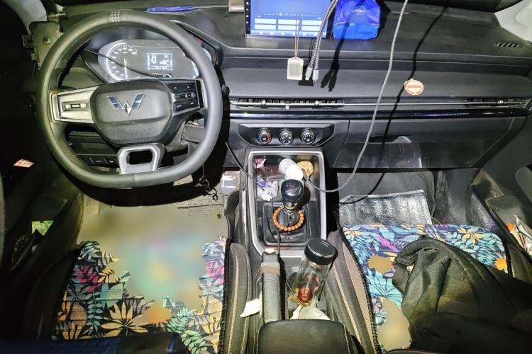 Used Wuling Alvez 2022 1.5L Manual Free-Style Model Center Console
