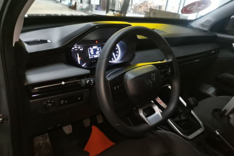 Used Wuling Alvez 2022 1.5L Manual Free-Style Model Center Console