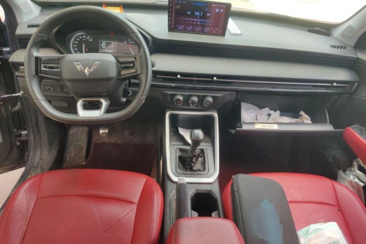 Used Wuling Alvez 2022 1.5L Manual Free-Style Model Center Console