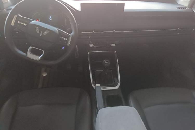Used Wuling Alvez 2022 1.5L Manual Comfort Version Center Console