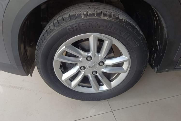Used Wuling Alvez 2022 1.5L Manual Comfort Version Exterior 4